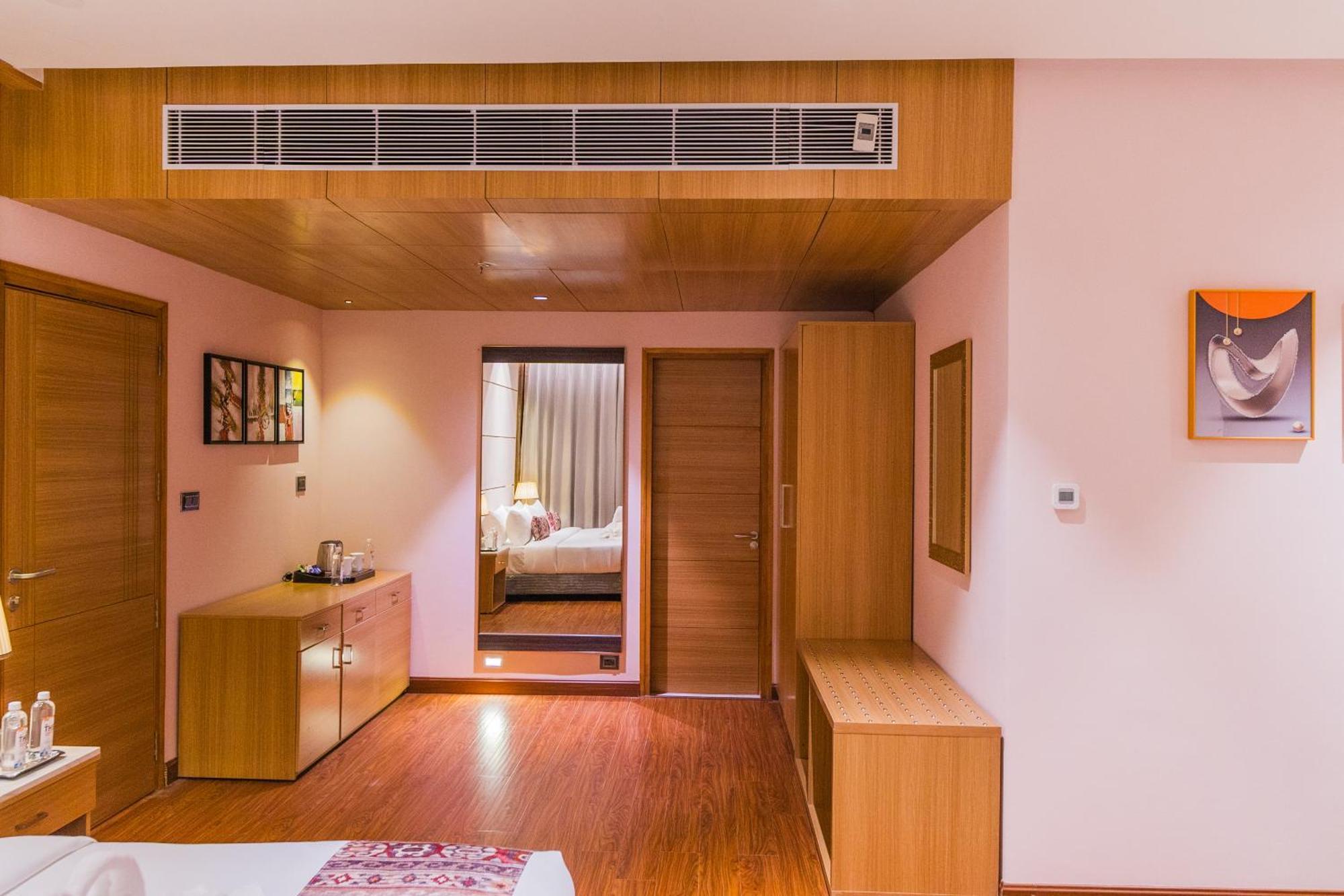 The Maple Hotel Bhopal Bagian luar foto